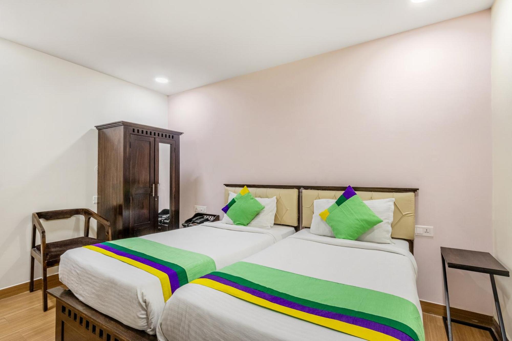 Treebo Purple Square Hotell Hyderabad Exteriör bild