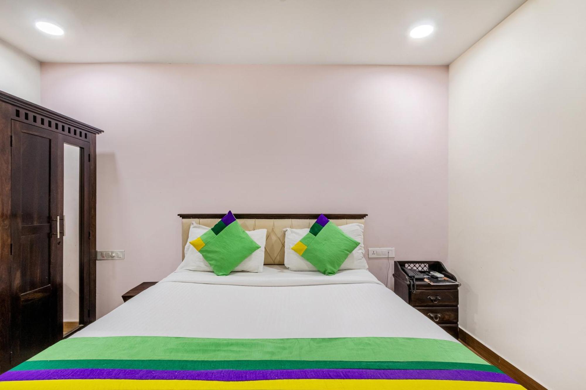 Treebo Purple Square Hotell Hyderabad Exteriör bild