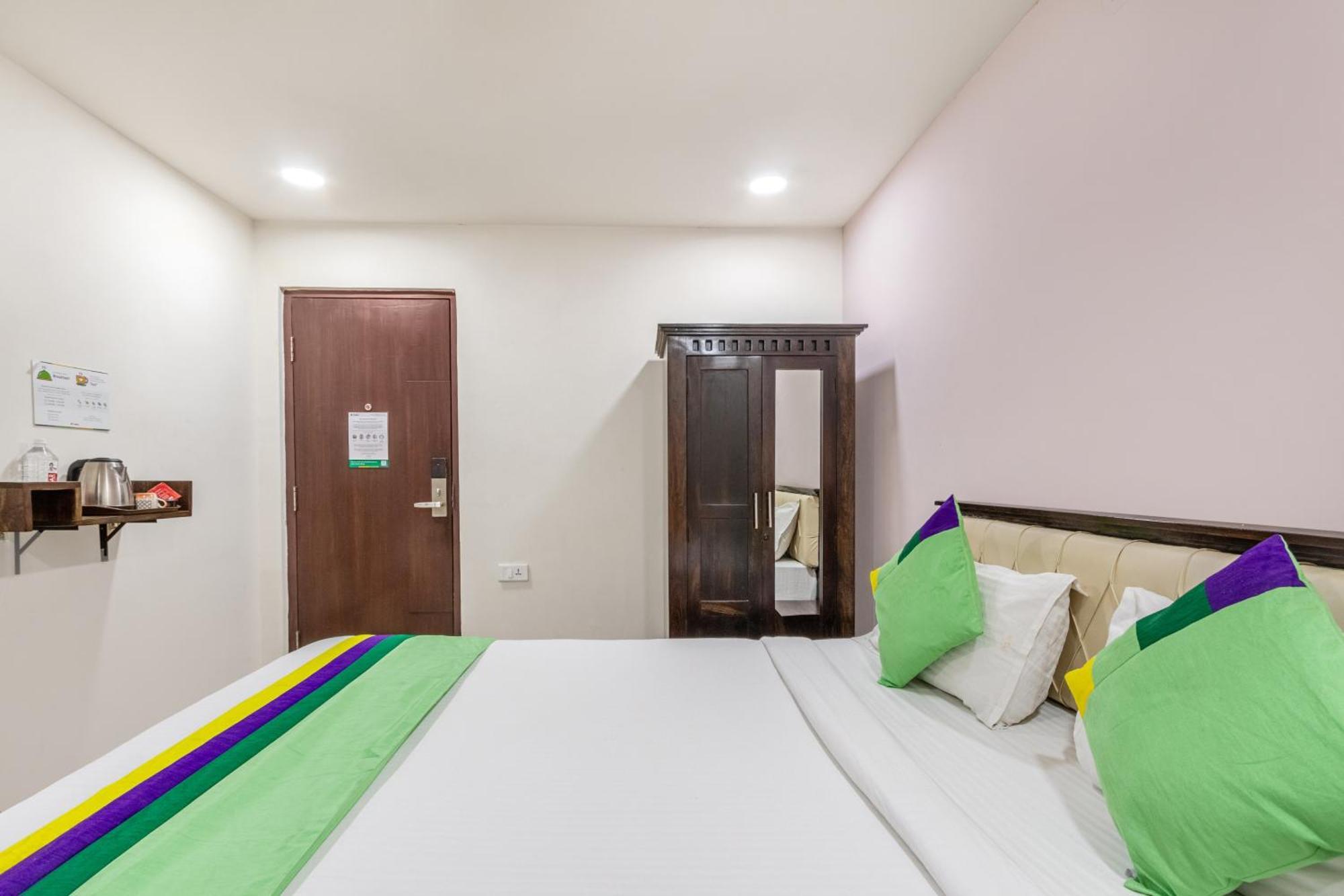 Treebo Purple Square Hotell Hyderabad Exteriör bild