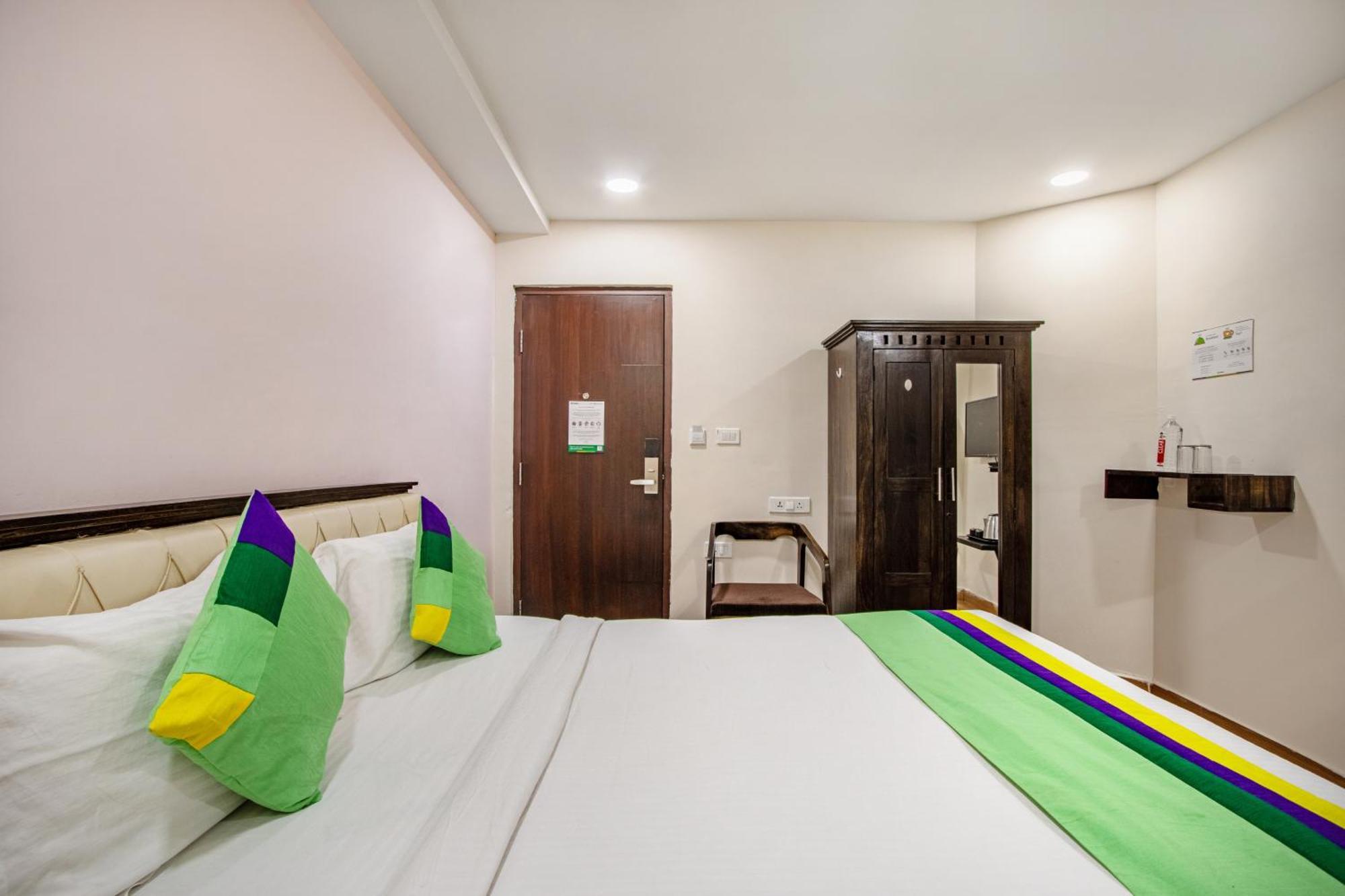 Treebo Purple Square Hotell Hyderabad Exteriör bild